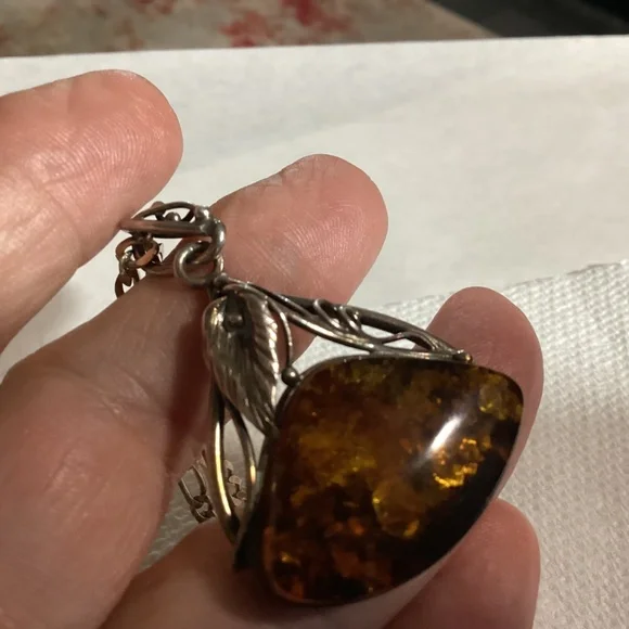 AMBER NECKLACEORNATE. Lovely chain. CALA DESIGN TOO ARTIST MADE